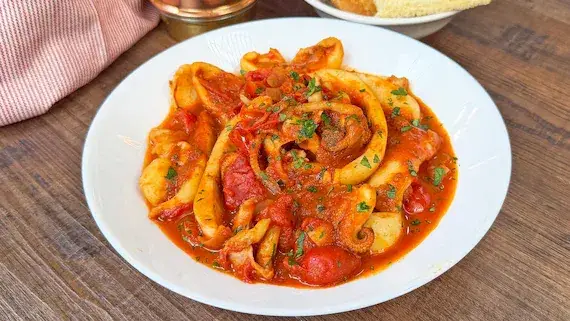 Perché calamari, totani e seppie diventano duri? Il segreto è nella fisica del collagene