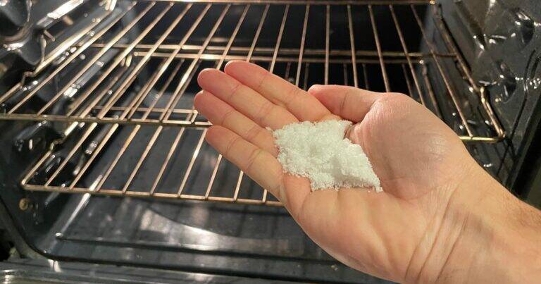Come Togliere l’Olio Bruciato dal Forno Senza Fatica e Senza Prodotti Chimici
